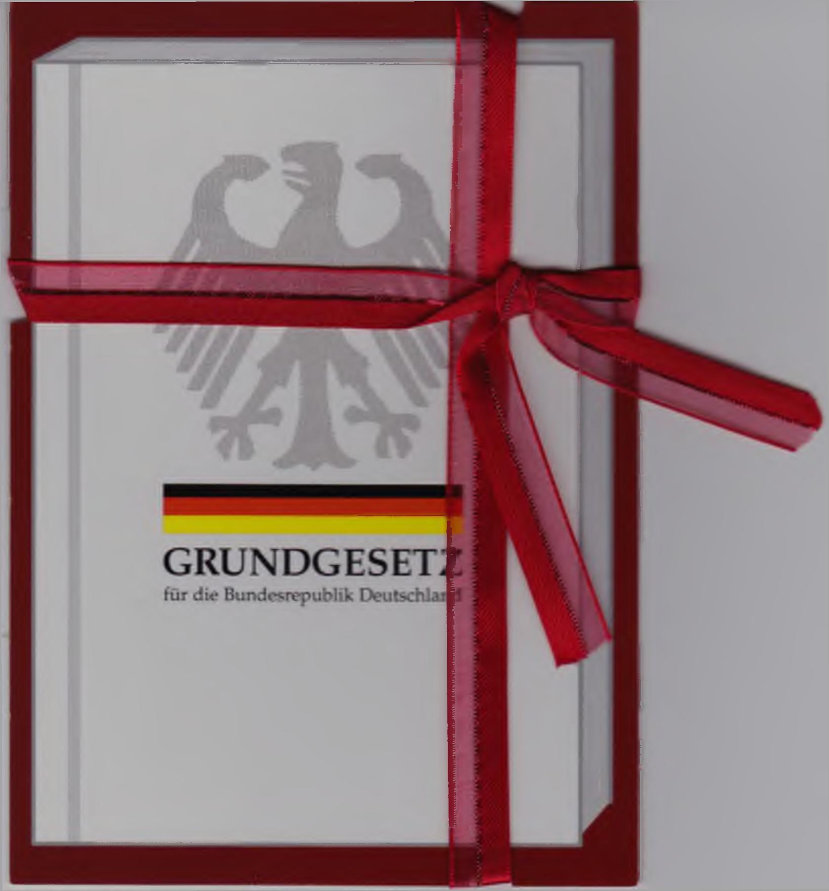 Das Grundgesetz Postkarte mit Schleife.jpg